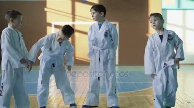 4 k spor salonunda bir taekwondo eğitim komik erkek çocuklar