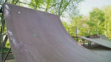 Sokak parkour ile çalışır ve köprüde dublör tarafından atlar