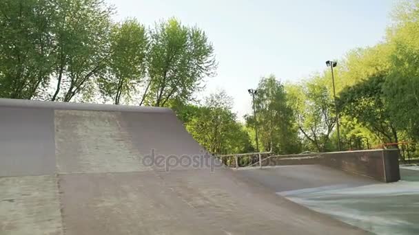 Calle parkour de joven deportista — Vídeos de Stock