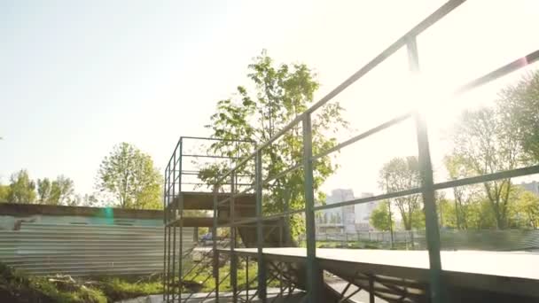 Straat parkour van jonge sporter — Stockvideo