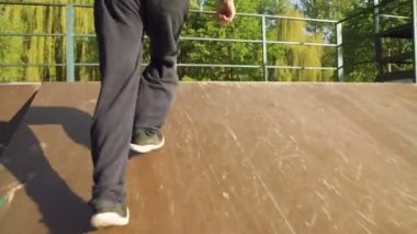 Sokak parkour ile çalışır ve köprüde dublör tarafından atlar