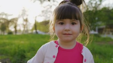 Seyir ve kamera güneşli bahar parkta gülüyor sevimli küçük coquette