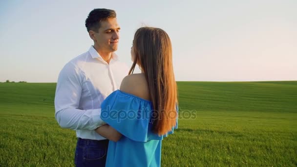 Pareja enamorada se para en abrazos, mirándose y besándose en el horizonte — Vídeos de Stock