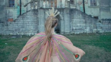 Antik kalenin 4 k poz peahen suretinde kız