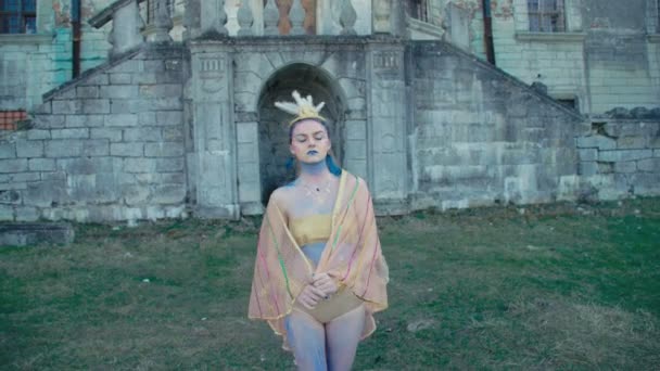 Flickan på bilden av peahen poserar nära fornborgen 4k — Stockvideo