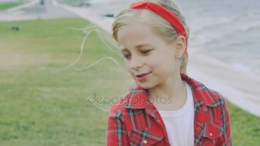 Küçük sarışın stand poz deniz kenarı. Yavaş yavaş