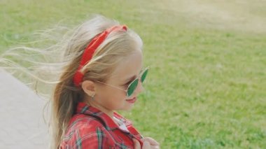 Küçük sarışın stand poz deniz kenarı. Yavaş yavaş