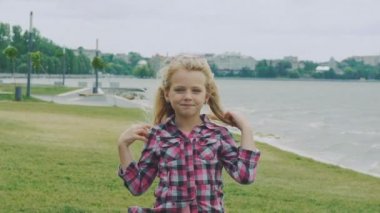 Poz ve kameraya Sahilde yürüyüş göz alıcı ve şık sarışın. Yavaş yavaş