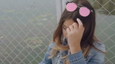 Şık kadın teen modeli kamera 4 k için poz oturan