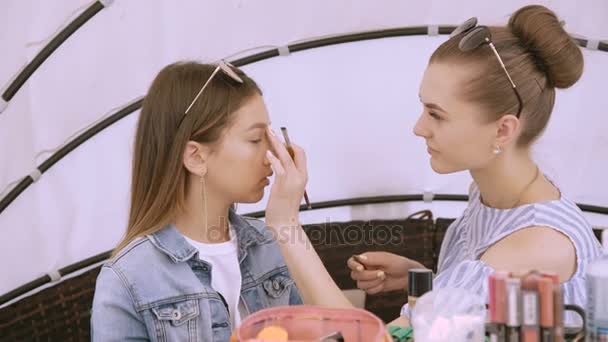 Mode make-up voor mooi klein model in 4k — Stockvideo