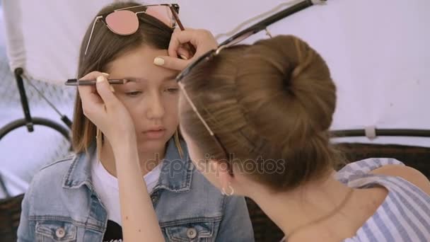 Maquillaje de moda para modelo bastante pequeño en 4K — Vídeos de Stock