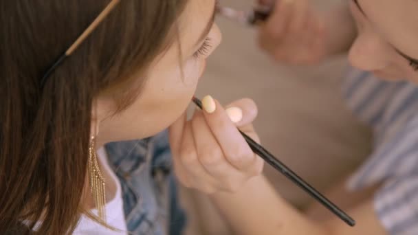 Maquillaje de moda para modelo bastante pequeño en 4K — Vídeo de stock