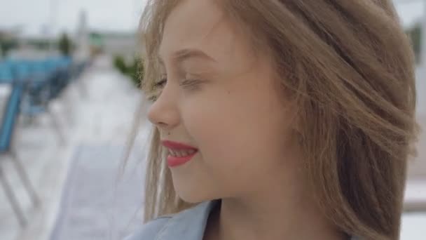 Portrait de sourire heureux petit modèle féminin avec les cheveux longs regardant la caméra — Video