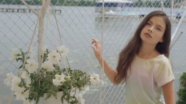 Şık küçük model kafes arka plan 4 k üzerinde kamera poz