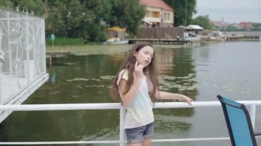 Şık küçük model havuzu arka plan 4 k üzerinde kamera poz