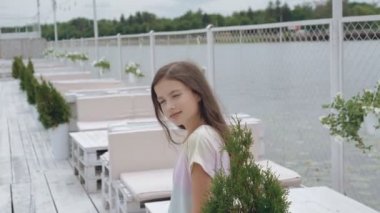 Şık küçük modeli dinlenme ve kameraya 4 k arıyorsunuz