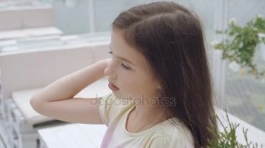 Şık küçük modeli dinlenme ve kameraya 4 k arıyorsunuz