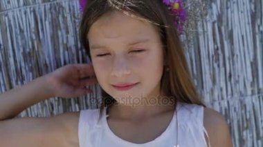 Arka planda güzel gözlü küçük şirin kız portresi. 4k