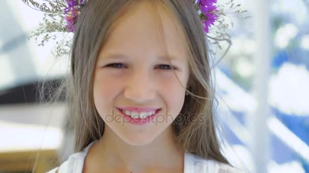 Retrato de menina bonito sorrindo para a câmera no bar da baía. 4K — Vídeo de Stock