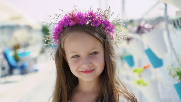 Pequeña chica increíble con los ojos azules sonriendo a la cámara en la barra de la bahía brillante. 4K — Vídeos de Stock