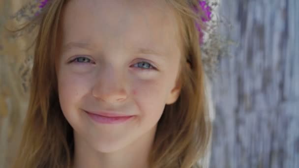 Retrato de una niña feliz y sonriente. 4K — Vídeo de stock