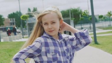 Göz alıcı ve şık sarışın kamera sahilde poz. Yavaş yavaş