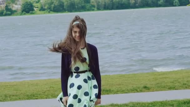 Belle fille marchant à la piscine. Belle vue au ralenti — Video