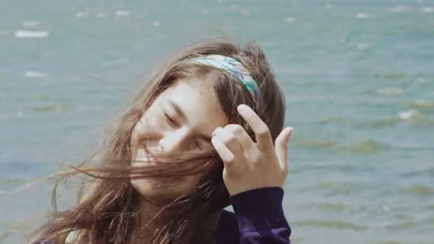 Πορτρέτο του ένα κορίτσι με κουνώντας τα μαλλιά κοιτάζοντας την κάμερα στο φόντο πισίνα. Σιγά-σιγά — Αρχείο Βίντεο