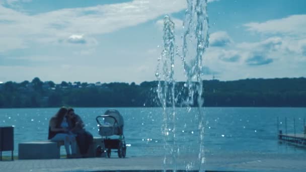 Verser de l'eau de cascade sur fond de rivière 4K — Video