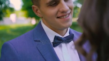 Düğün iki okşama, dokunaklı ve orman 4 k flört kucaklayan sonra