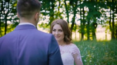 Mutlu gelin damat kucaklayan için gelir ve yaz parkta 4 k caresses