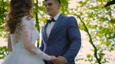 Mutlu gelin damat kucaklayan için gelir ve yaz parkta 4 k caresses