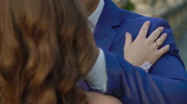 Arayan ve her diğer güneşli günde 4 k kucaklayan mutlu evlilik çift