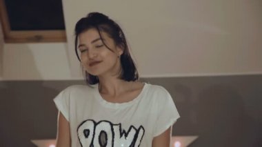 Çekici kız bir modern dans kamera stüdyoda gerçekleştirir