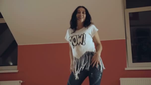 Mujer atractiva bailando sensual danza moderna en estudio — Vídeos de Stock