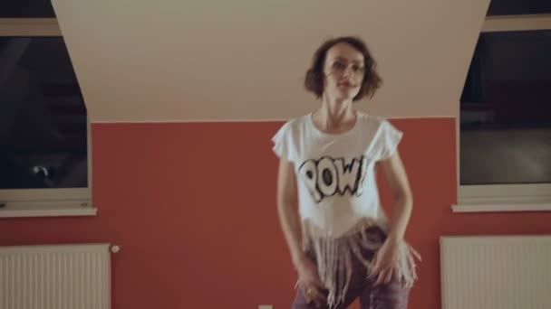 Çekici kadın stüdyoda şehvetli modern dans dans — Stok video