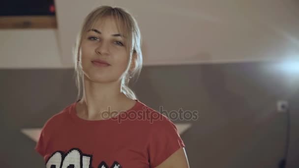 Attraente ragazza esegue una danza moderna in studio a macchina fotografica — Video Stock