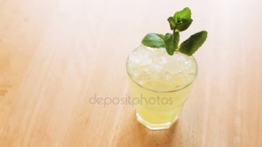 Bir tablo ile nane taze limonata görünümü