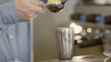 Kokteyl için sıkma limon. Yavaş yavaş