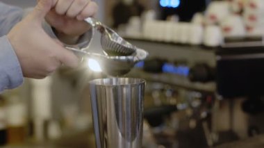 Kokteyl için sıkma limon. Yavaş yavaş