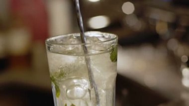 Taze işaretlenmiş kokteyl karışımı. Yavaş yavaş