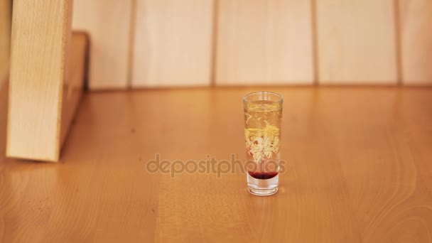 Vista di tequila con sciroppi su diversi strati sul tavolo — Video Stock