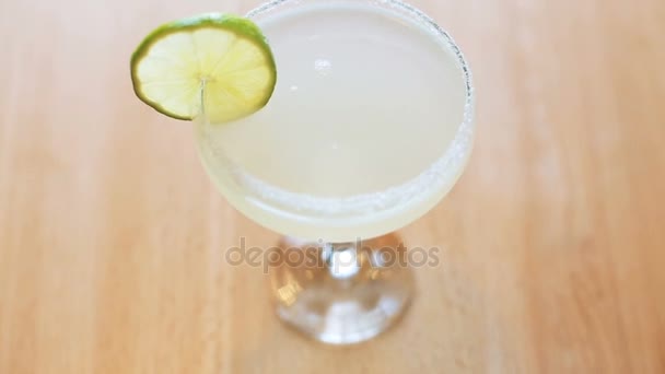 Visa lime cocktail på bord — Stockvideo