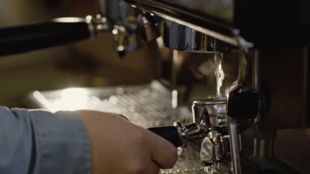 Le mani maschili fissano la macchina per il caffè per preparazione. Lentamente. — Video Stock