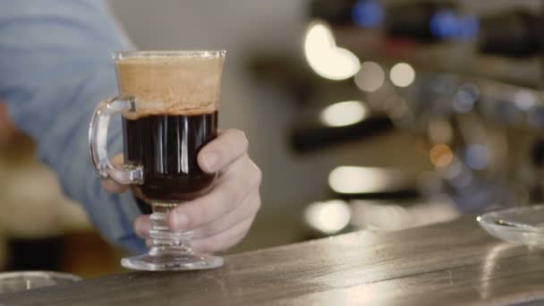Вид кофейного коктейля на столе — стоковое видео