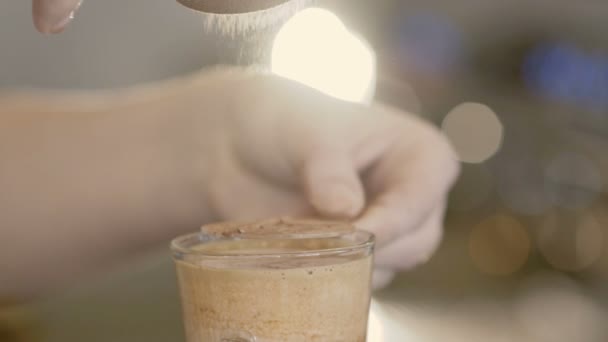 Het maken van presentatie van cappuccino met cacaopoeder. Langzaam — Stockvideo