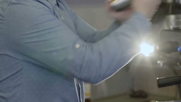 Le barman prépare un cocktail et verse dans un verre dans un bar. Doucement. 