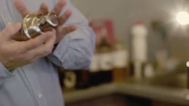 Μπάρμαν κάνει κοκτέιλ και poures σε ένα ποτήρι σε ένα μπαρ. Σιγά-σιγά — Αρχείο Βίντεο