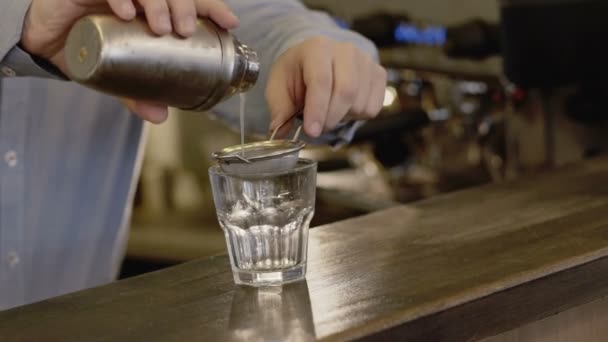 Gieten SAP via een zeef in een glas. Langzaam — Stockvideo