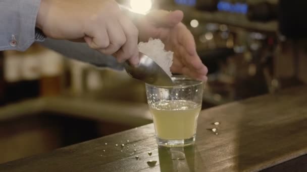 Mettre de la glace dans le cocktail. Doucement. — Video